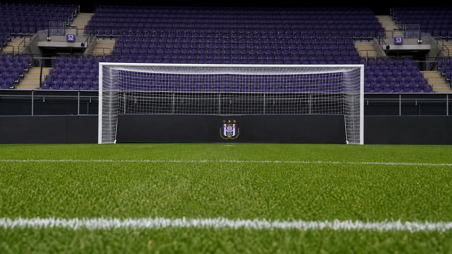 Leeg doel met een discreet RSC Anderlecht-clubanker in het Lotto Park.