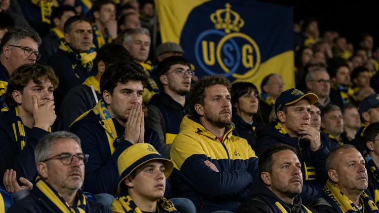 Union-supporters reageren gespannen in een volle stadiontribune.