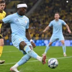 Een speler van Union strijdt om de bal in een Europees duel.