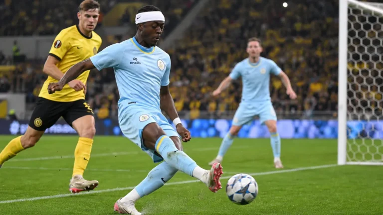 Een speler van Union strijdt om de bal in een Europees duel.