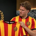 Leo Hjelde poseert met het shirt van KV Mechelen tijdens zijn officiële voorstelling.