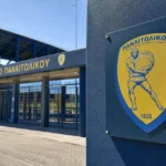 Ingang van het stadion van Panetolikos met een discreet clubbord.