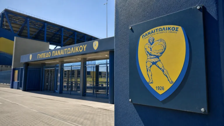 Ingang van het stadion van Panetolikos met een discreet clubbord.