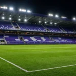Verlicht Lotto Park met een speelklaar veld voor een Europese avond van RSC Anderlecht.