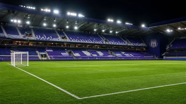 Verlicht Lotto Park met een speelklaar veld voor een Europese avond van RSC Anderlecht.