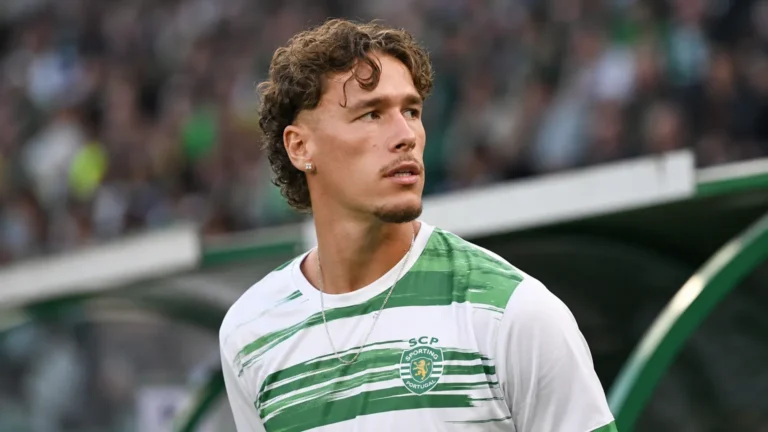 Lucas Stassin in het groen-witte tenue van Saint-Etienne aan de zijlijn van een stadion.
