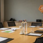 Een rustige vergaderruimte van de KNVB met een discreet embleem op de wand.