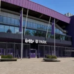 Het voorplein van het Lotto Park met een discreet RSC Anderlecht-clubanker.