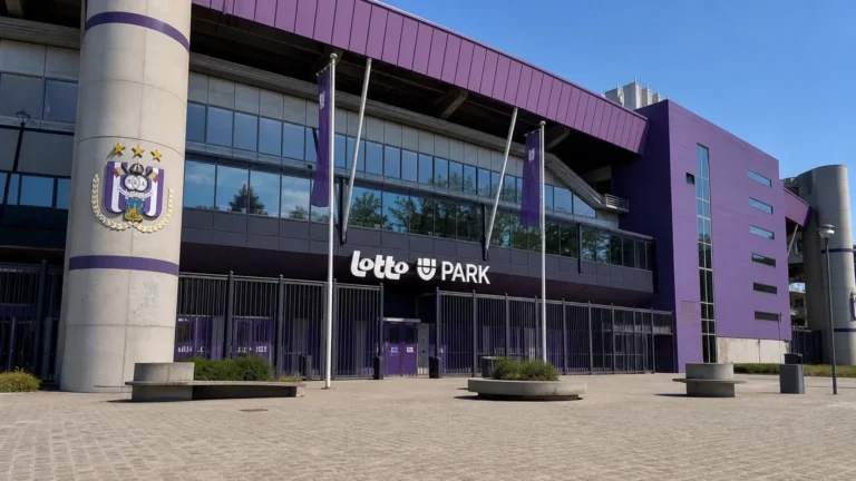 Het voorplein van het Lotto Park met een discreet RSC Anderlecht-clubanker.