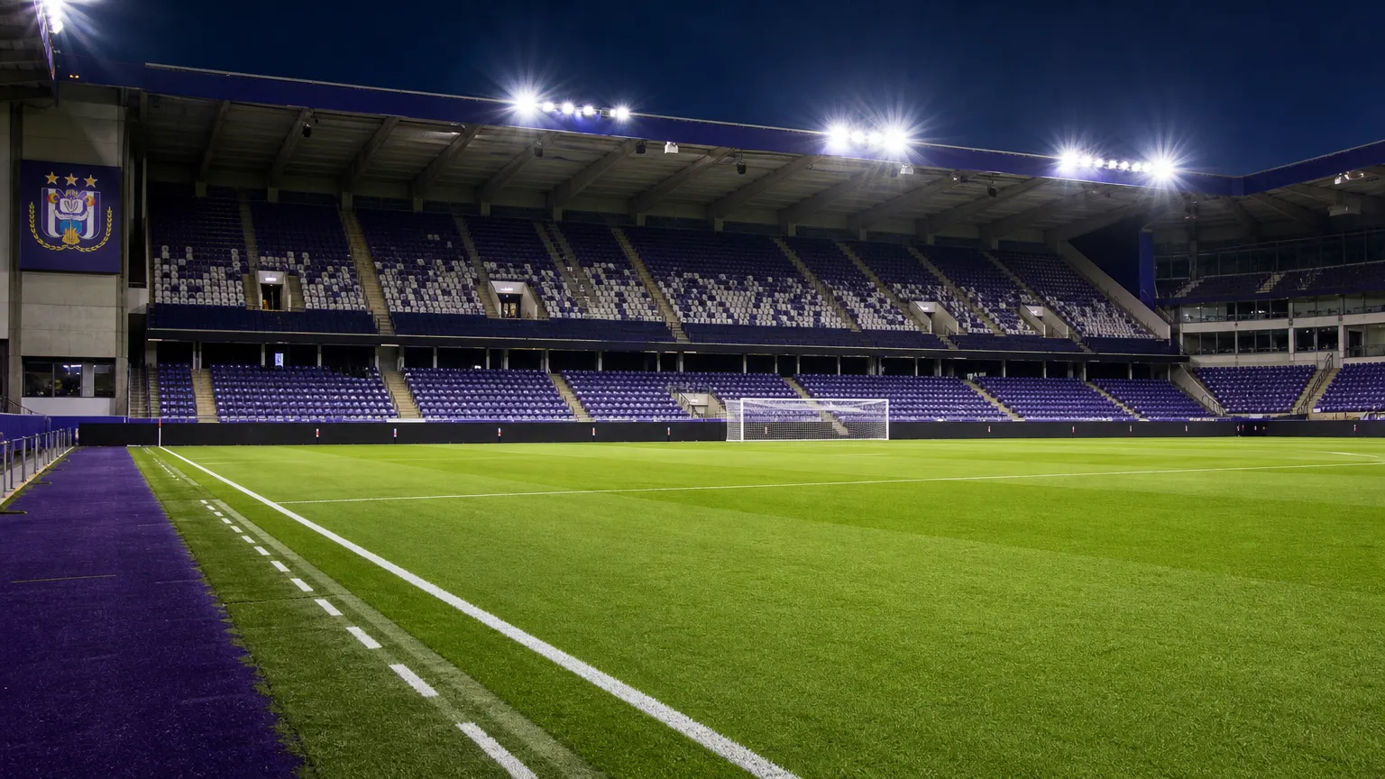Verlicht wedstrijdveld in het stadion van RSC Anderlecht voor een Europese kwalificatiewedstrijd.