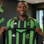 Abdoulie Manneh poseert met het shirt van Cercle Brugge tijdens zijn officiële voorstelling.