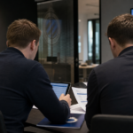 Medewerkers van Club Brugge bekijken documenten in een transferkantoor.