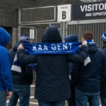 KAA Gent-supporters met clubkleuren bij een stadioningang