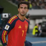 Ferran Torres in het rode tenue van Spanje aan de rand van een voetbalveld.