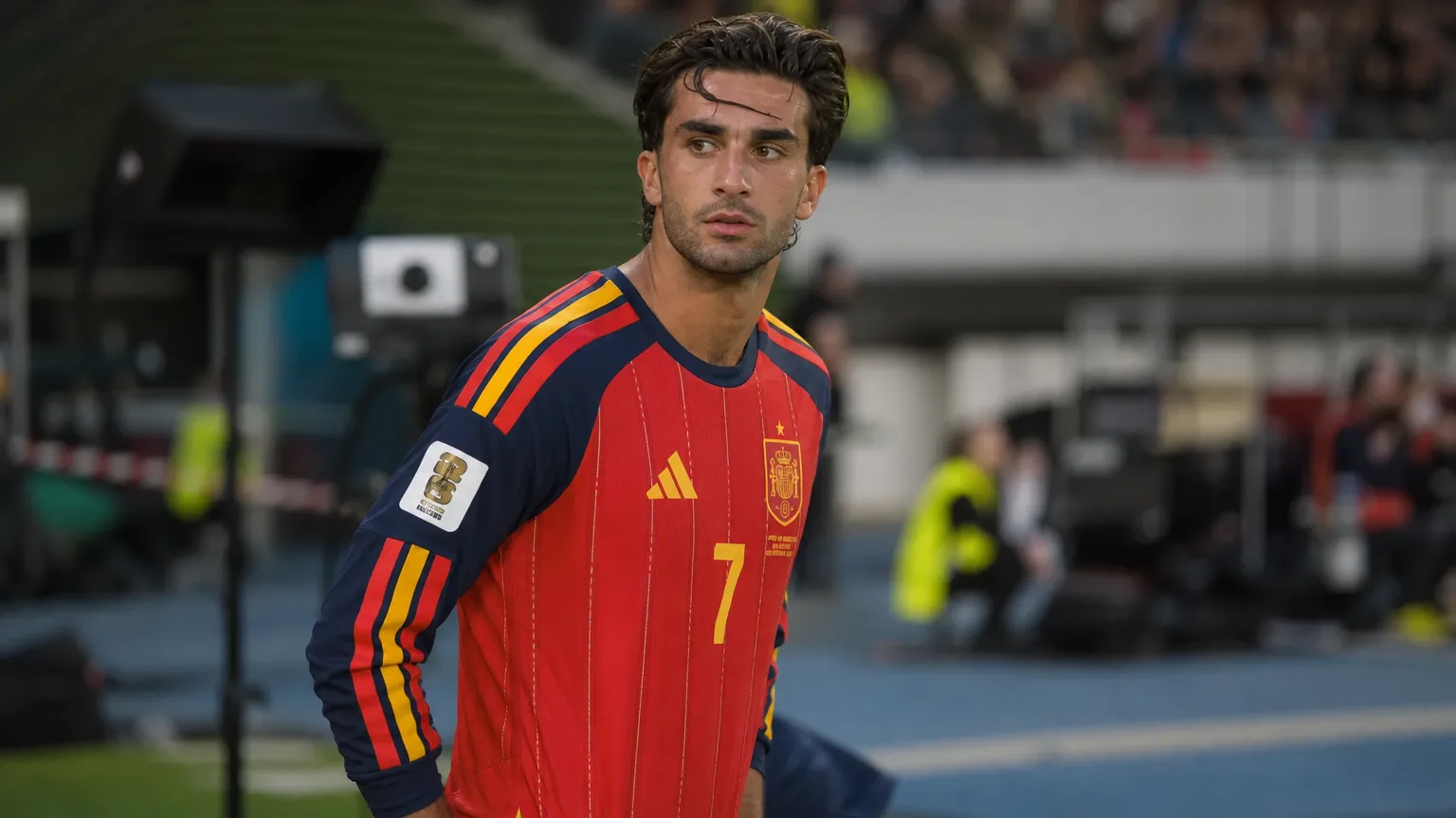 Ferran Torres in het rode tenue van Spanje aan de rand van een voetbalveld.