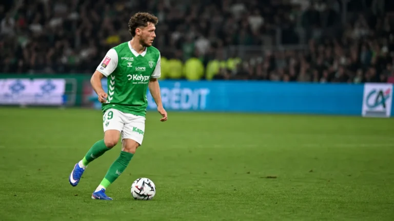 Lucas Stassin in groen-wit tenue van Saint-Étienne met de bal op het veld.