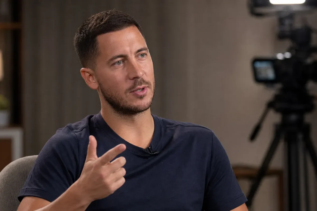 Eden Hazard tijdens een rustig interview in een neutrale documentairestudio.