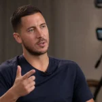 Eden Hazard tijdens een rustig interview in een neutrale documentairestudio.