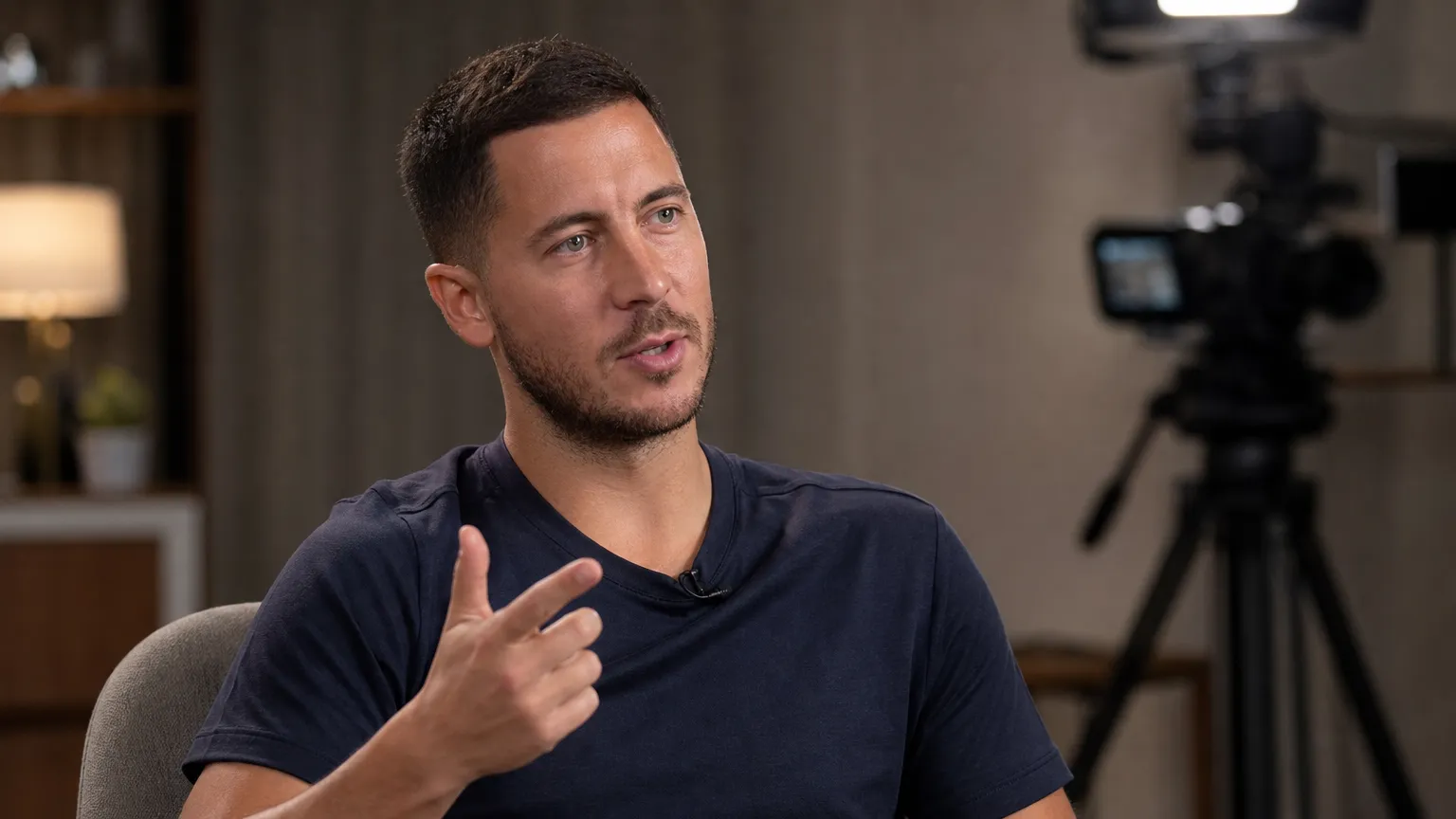 Eden Hazard tijdens een rustig interview in een neutrale documentairestudio.