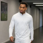 Quinten Timber in neutrale sportkleding in een indoor voetbalomgeving.