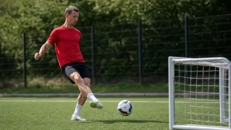 Glenn Bijl traint individueel met een bal op een oefenveld.