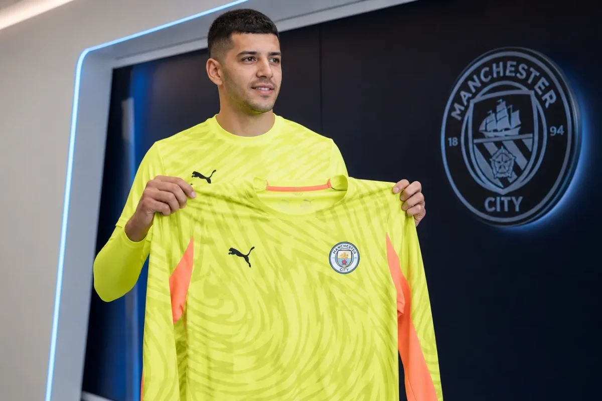 Gerónimo Rulli poseert tijdens zijn officiële voorstelling als doelman van Manchester City.