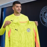 Gerónimo Rulli poseert tijdens zijn officiële voorstelling als doelman van Manchester City.