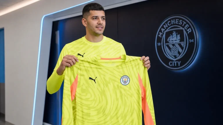 Gerónimo Rulli poseert tijdens zijn officiële voorstelling als doelman van Manchester City.