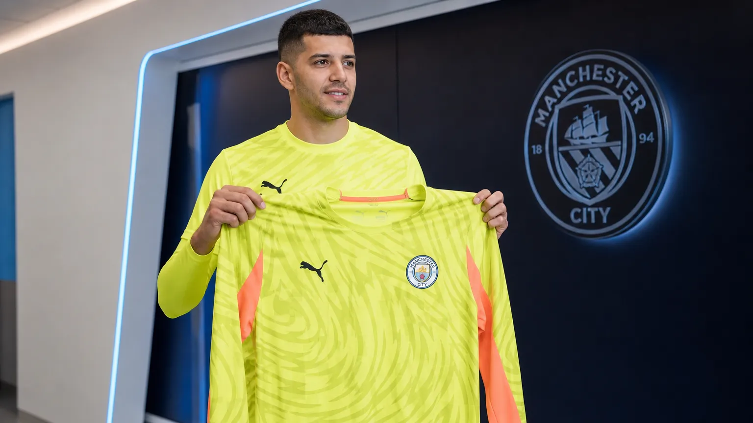 Gerónimo Rulli poseert tijdens zijn officiële voorstelling als doelman van Manchester City.
