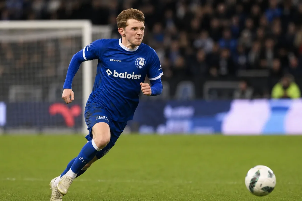 Max Dean in het blauwe tenue van KAA Gent tijdens een wedstrijdactie.