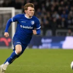 Max Dean in het blauwe tenue van KAA Gent tijdens een wedstrijdactie.