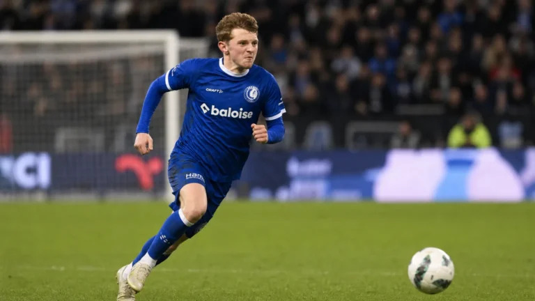 Max Dean in het blauwe tenue van KAA Gent tijdens een wedstrijdactie.