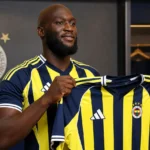 Romelu Lukaku presenteert zich in het shirt van Fenerbahçe.