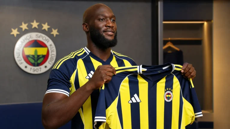 Romelu Lukaku presenteert zich in het shirt van Fenerbahçe.