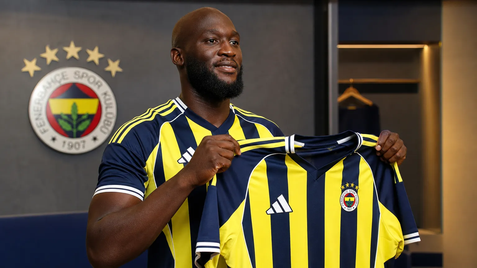 Romelu Lukaku presenteert zich in het shirt van Fenerbahçe.