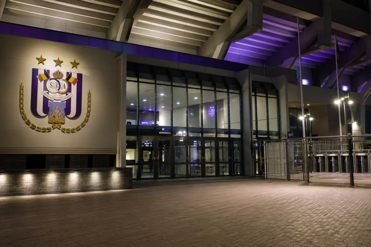 De verlichte ingang van het Lotto Park voor een Europese thuiswedstrijd van RSC Anderlecht.