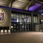 De verlichte ingang van het Lotto Park voor een Europese thuiswedstrijd van RSC Anderlecht.