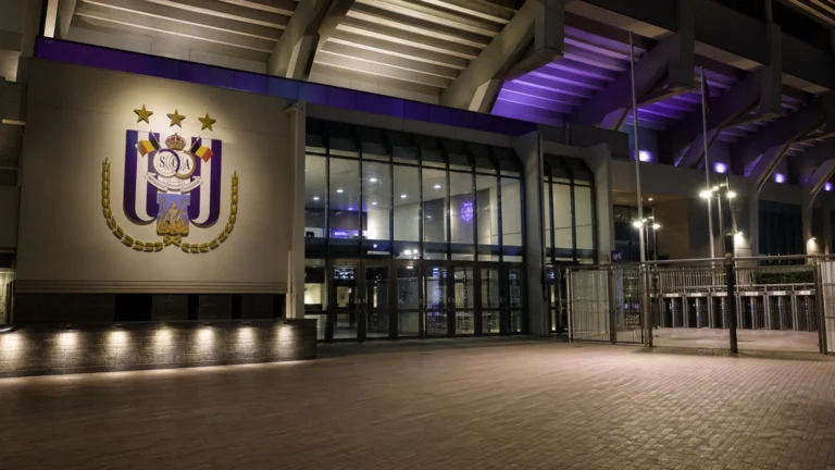 De verlichte ingang van het Lotto Park voor een Europese thuiswedstrijd van RSC Anderlecht.
