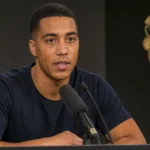 Youri Tielemans spreekt op een persconferentie van Manchester United.