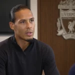 Virgil van Dijk tijdens een rustig interview in een Liverpool-omgeving.