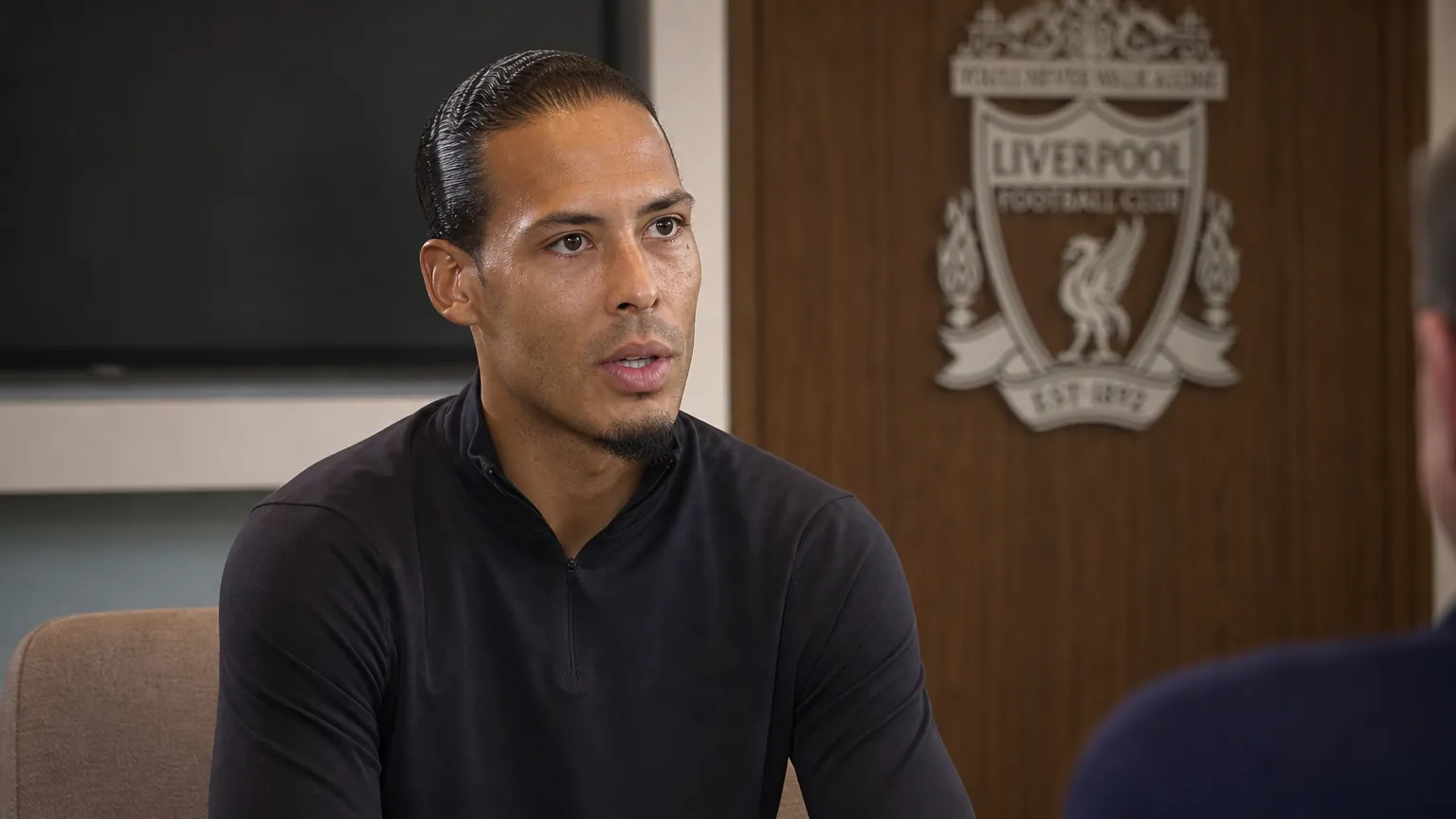 Virgil van Dijk tijdens een rustig interview in een Liverpool-omgeving.