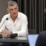 José Luis Mendilibar spreekt op een persconferentie na een voetbalwedstrijd.
