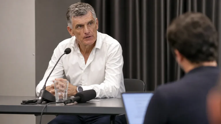 José Luis Mendilibar spreekt op een persconferentie na een voetbalwedstrijd.