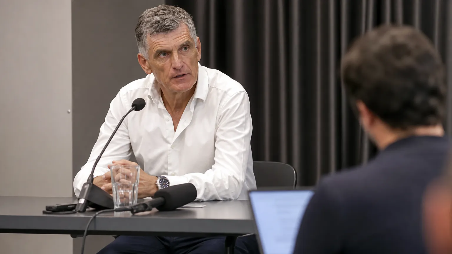 José Luis Mendilibar spreekt op een persconferentie na een voetbalwedstrijd.