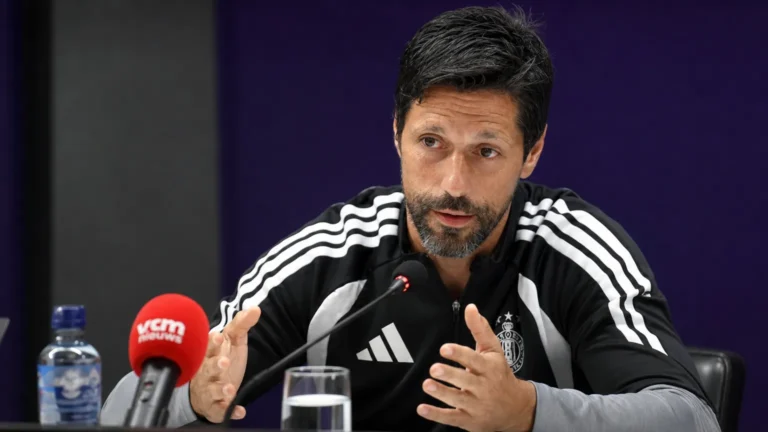 Vítor Bruno spreekt op een persconferentie voorafgaand aan een Europese return.