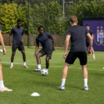 Spelers werken een positiespel af op het trainingscomplex van RSC Anderlecht.