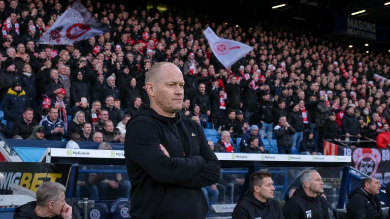 Antwerp-supporters op de tribune tijdens een oefenwedstrijd in Engeland.