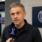 Luis Enrique geeft een interview in de mixed zone na een wedstrijd van PSG.