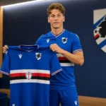 Yari Verschaeren poseert met het Sampdoria-shirt tijdens zijn officiële voorstelling.