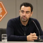 Xavi Hernández tijdens een formeel mediamoment in een KNVB-omgeving.